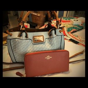 Brand new Coach accordion wallet in nutmeg